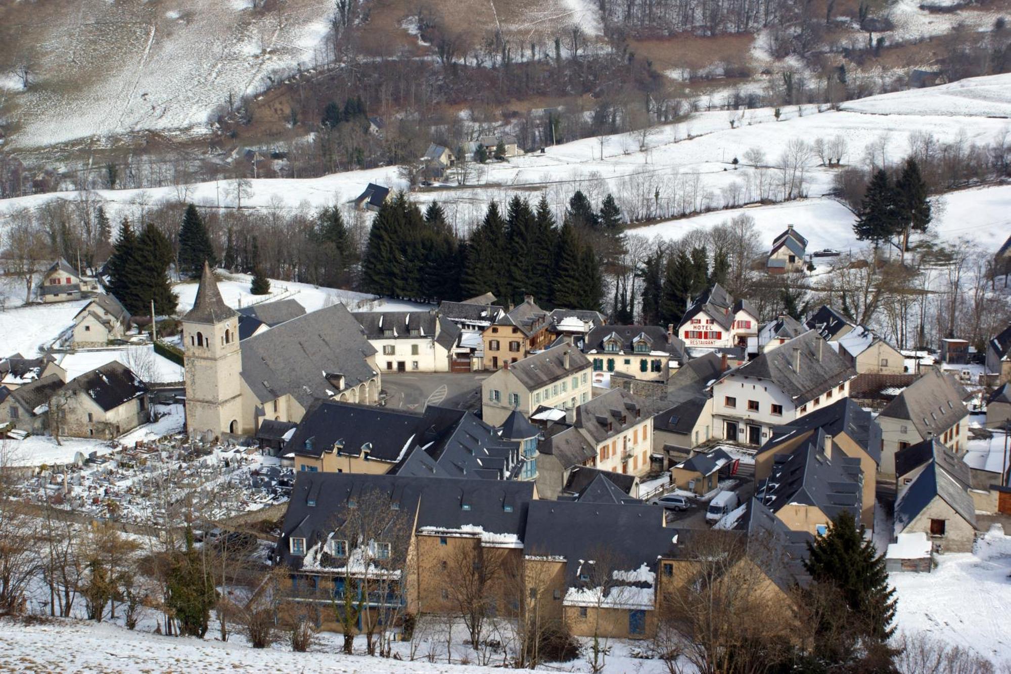 Hotel Les Deux Cols Sainte-Marie-de-Campan Exterior photo